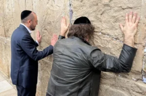 Milei besó el Muro de los Lamentos en Israel