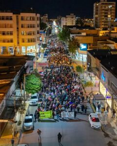 Docentes marcharon con antorchas en Trelew