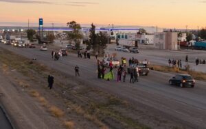 Docentes encadenados a Educación y corte en ruta 3
