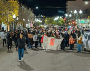 Frente al frío, frenético reclamo docente