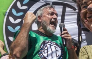 Piden la salida de los 249 empleados que metió Adorni