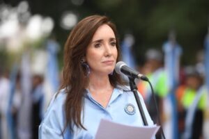 Villarruel cruzó a Adorni: “Vergüenza”