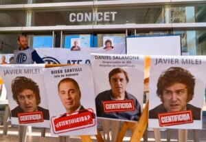 Investigadores protestan por riesgo de despidos