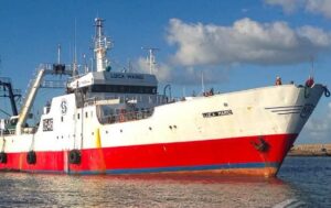 Buscan intensamente a un marinero que cayó al mar