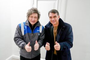 Milei irá a Brasil para apoyar a Flavio Bolsonaro