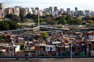 Más de $1,5 millones en Argentina para no ser pobre